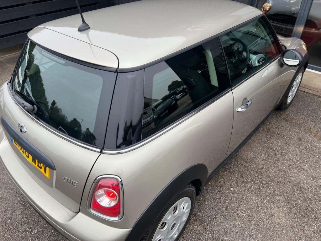 MINI HATCH