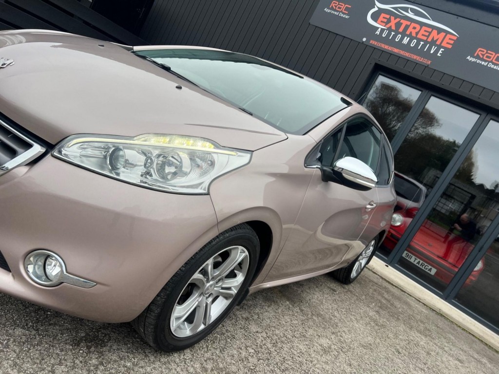 View PEUGEOT 208 1.2 VTi Allure Euro 5 3dr