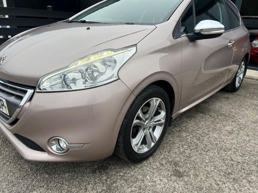 View PEUGEOT 208 1.2 VTi Allure Euro 5 3dr