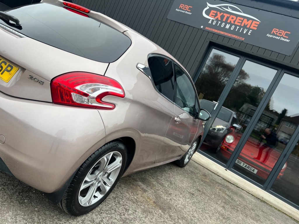 PEUGEOT 208