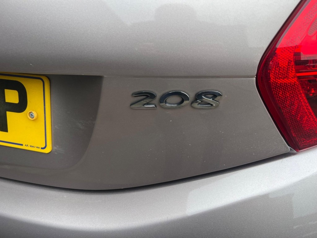 PEUGEOT 208