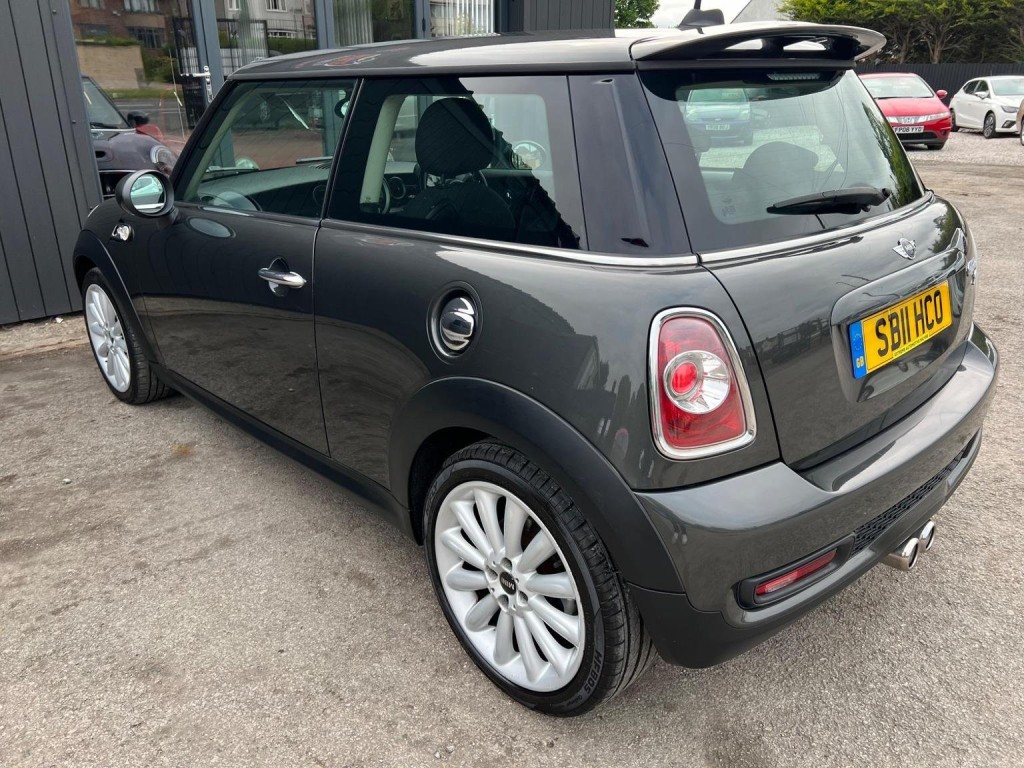 MINI HATCH