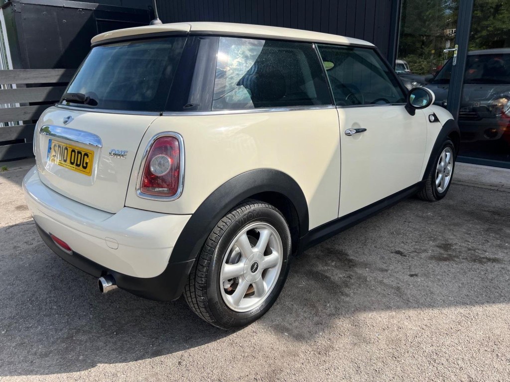 MINI HATCH