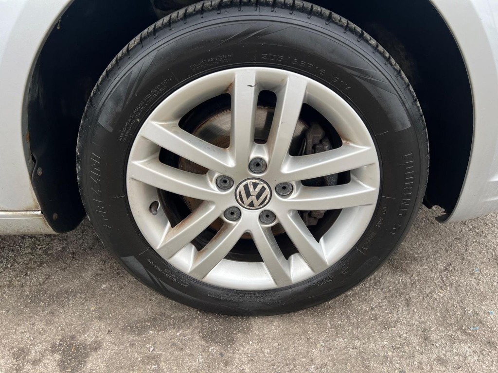 VOLKSWAGEN TOURAN