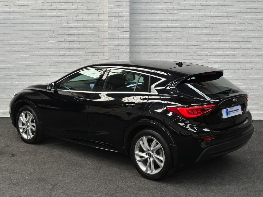 INFINITI Q30