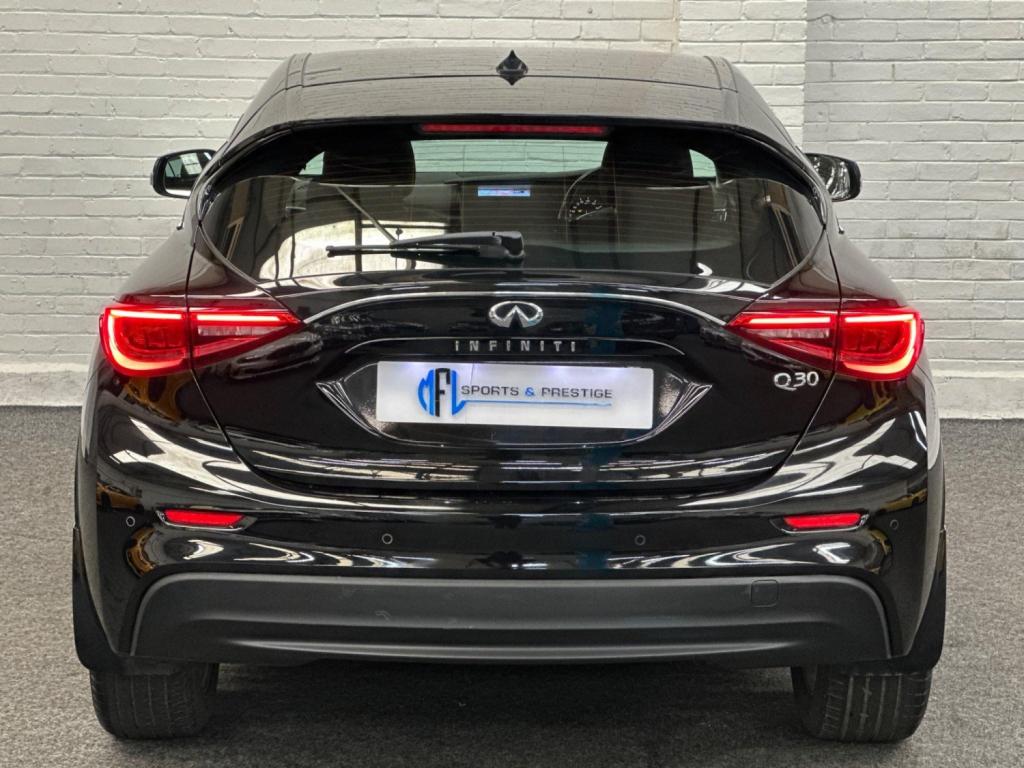 INFINITI Q30