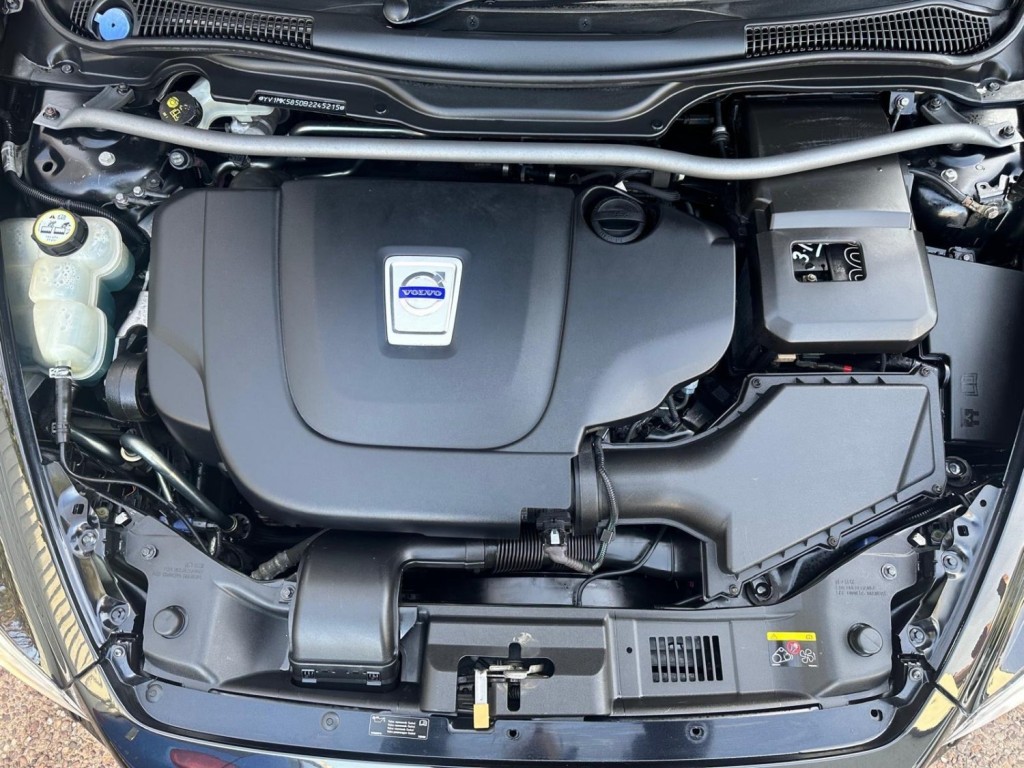 VOLVO C30 2.0 D3 R-Design Sports Coupe Geartronic Euro 5 3dr 2011