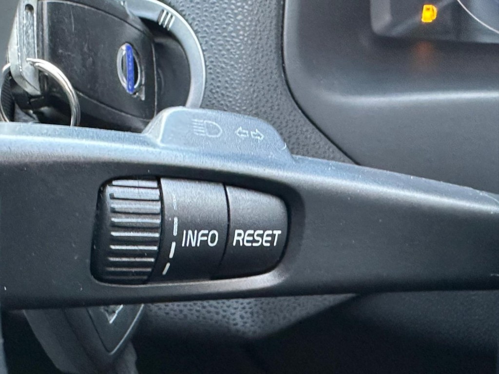 VOLVO C30 2.0 D3 R-Design Sports Coupe Geartronic Euro 5 3dr 2011