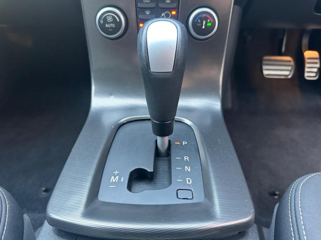 VOLVO C30 2.0 D3 R-Design Sports Coupe Geartronic Euro 5 3dr 2011