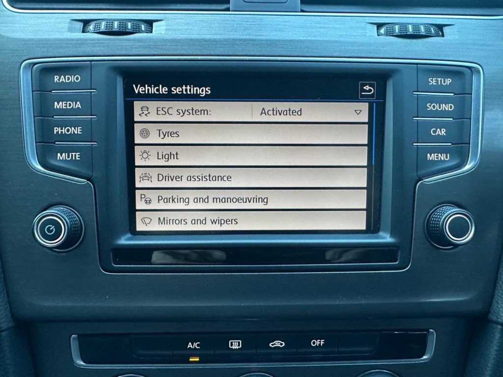 VOLKSWAGEN GOLF 1.6 TDI BlueMotion Tech SE Euro 5 (s/s) 5dr 2013