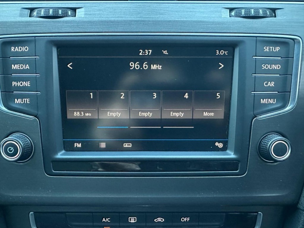 VOLKSWAGEN GOLF 1.6 TDI BlueMotion Tech SE Euro 5 (s/s) 5dr 2013