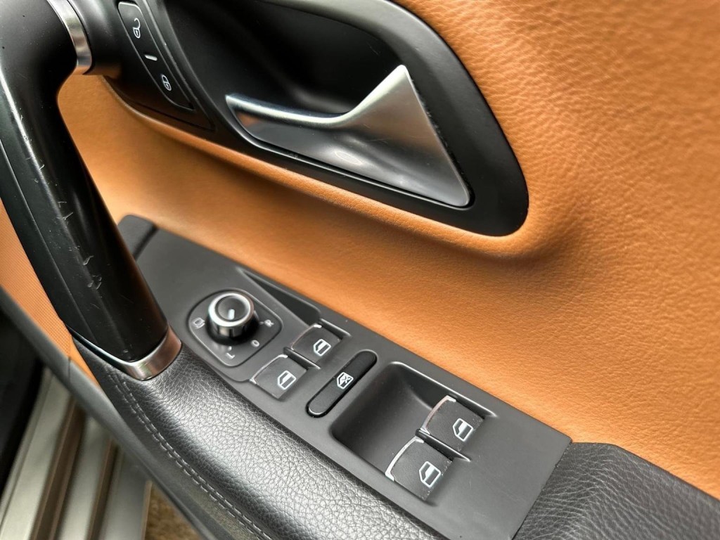 VOLKSWAGEN CC 2.0 TDI DSG Euro 5 4dr (4 Seat) 2010