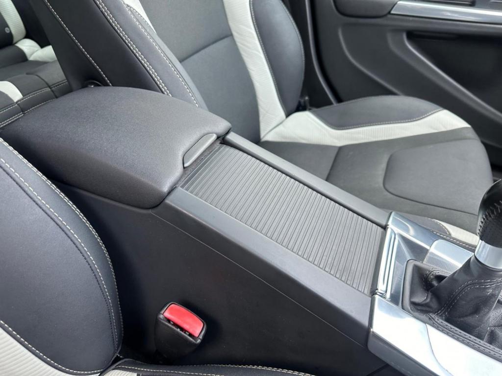 VOLVO V60 2.0 D4 R-Design Lux Nav Euro 5 (s/s) 5dr 2013