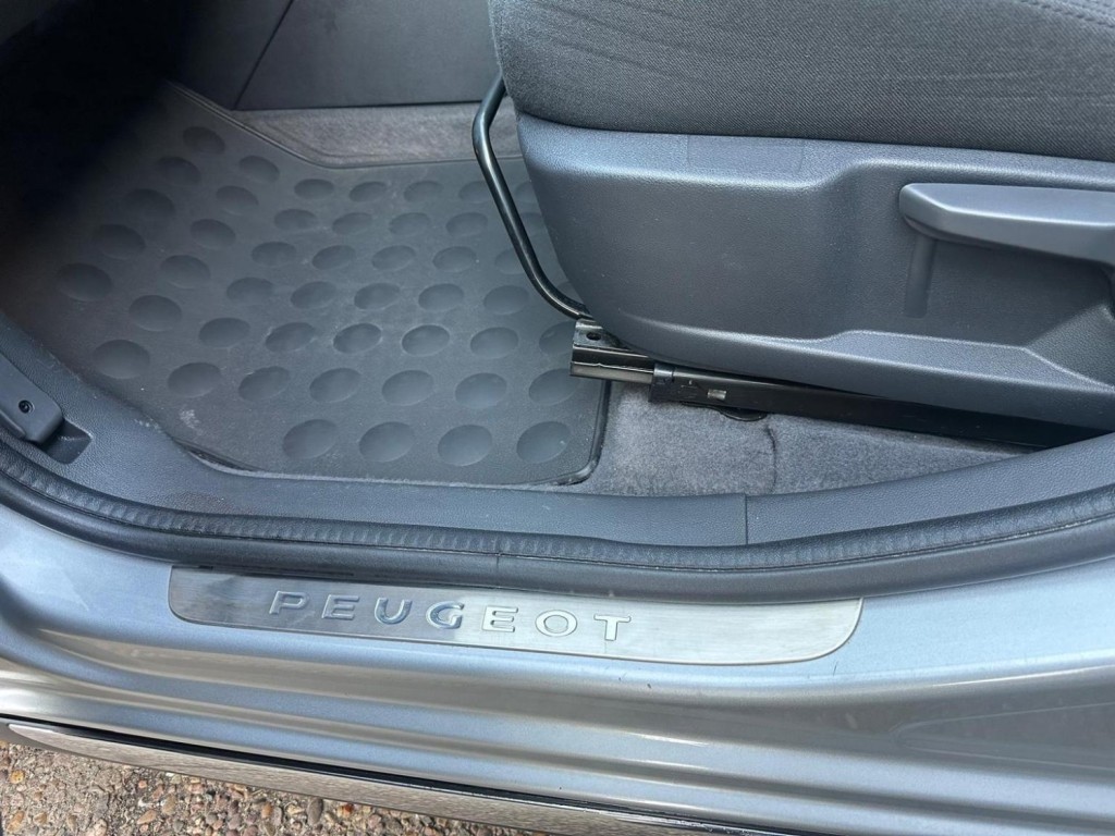 PEUGEOT 3008 2.0 HDi Allure Auto Euro 5 5dr 2012