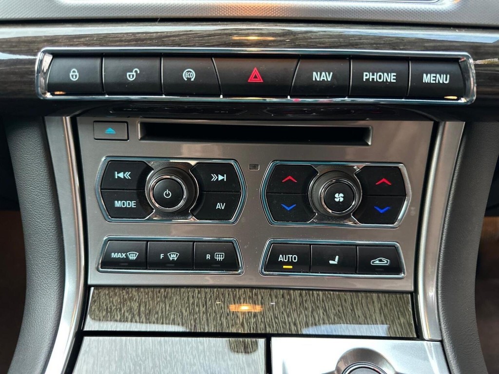 JAGUAR XF 3.0d V6 Premium Luxury Auto Euro 5 (s/s) 4dr 2014