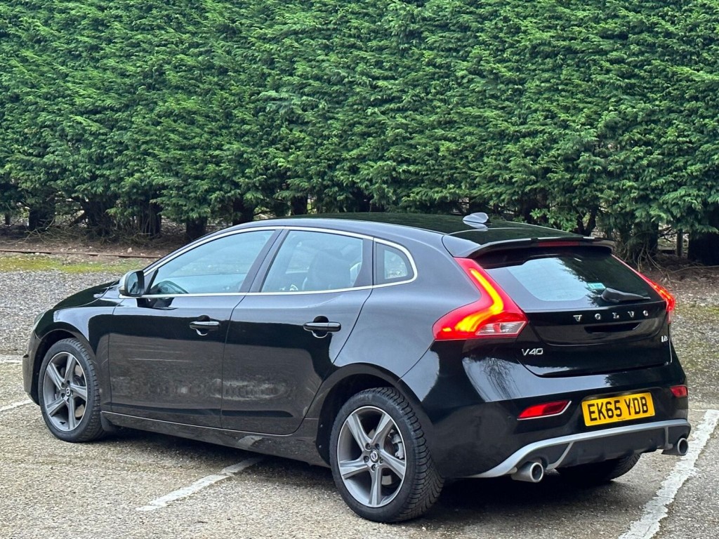 View VOLVO V40 2.0 D3 R-Design Nav Auto Euro 6 (s/s) 5dr