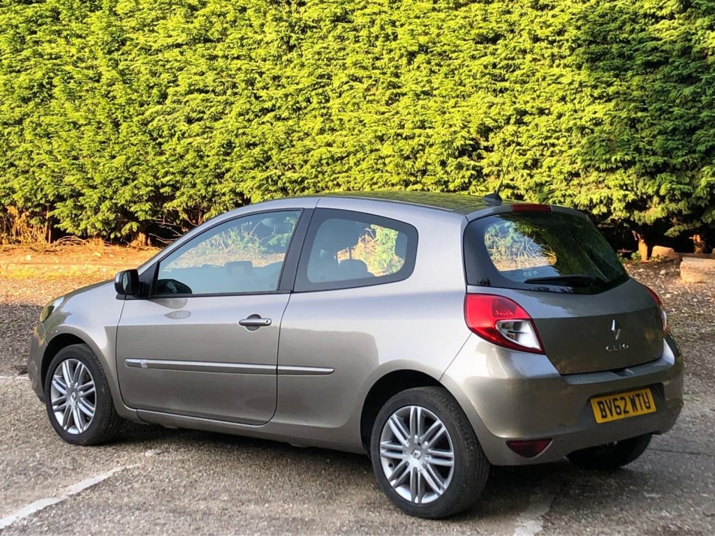 View RENAULT CLIO 1.2 Dynamique TomTom Euro 5 3dr