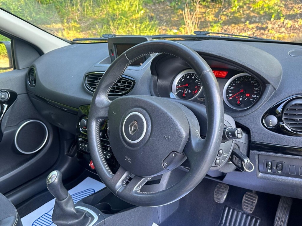 View RENAULT CLIO 1.2 Dynamique TomTom Euro 5 3dr
