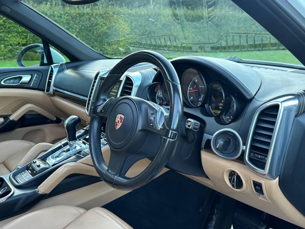 View PORSCHE CAYENNE 3.0 TD V6 Platinum Edition TiptronicS 4WD Euro 5 (s/s) 5dr