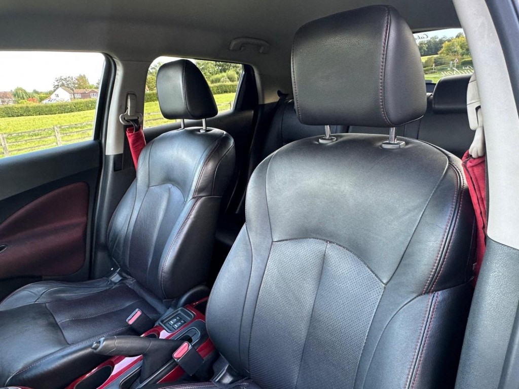 View NISSAN JUKE 1.6 DIG-T Tekna Euro 5 5dr