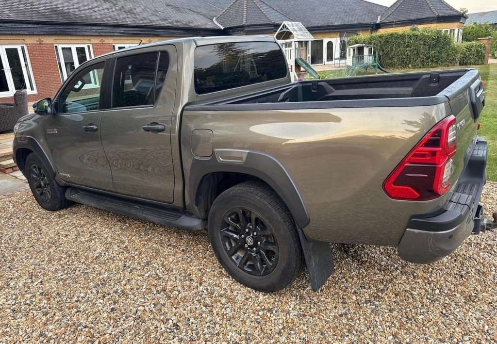 View TOYOTA HILUX 2.8 D-4D Invincible X Auto 4WD Euro 6 (s/s) 4dr