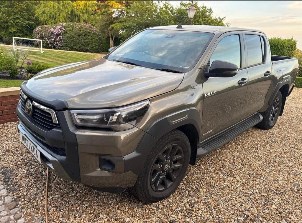 View TOYOTA HILUX 2.8 D-4D Invincible X Auto 4WD Euro 6 (s/s) 4dr