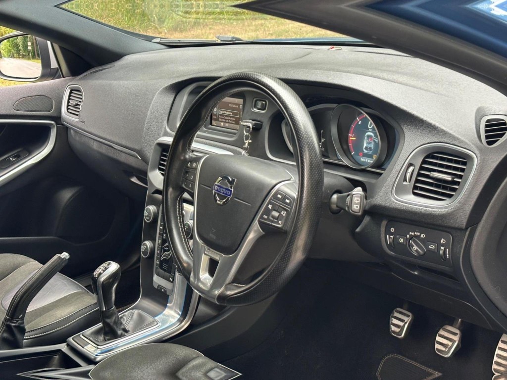 View VOLVO V40 2.0 D2 R-Design Euro 6 (s/s) 5dr