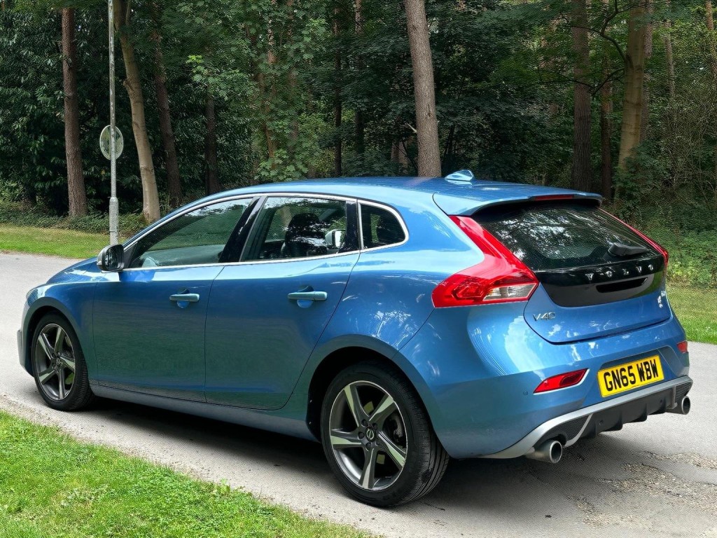 View VOLVO V40 2.0 D2 R-Design Euro 6 (s/s) 5dr