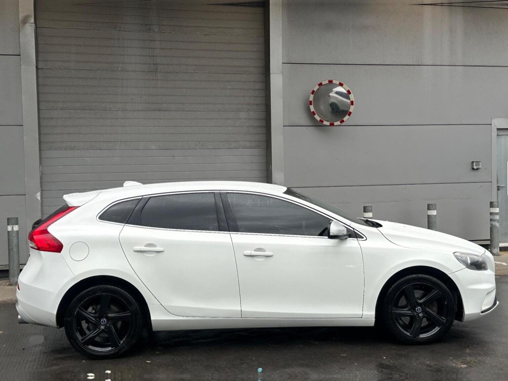 View VOLVO V40 2.0 D4 R-Design Nav Euro 6 (s/s) 5dr