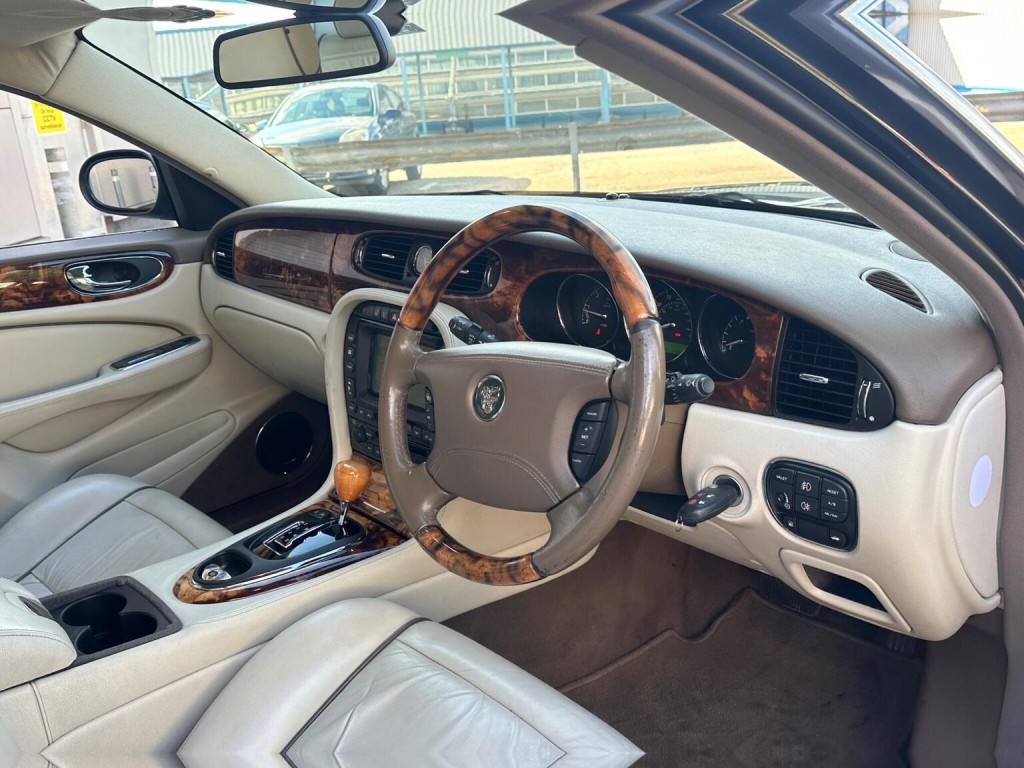 View JAGUAR XJ 2.7 TDVi Sovereign 4dr