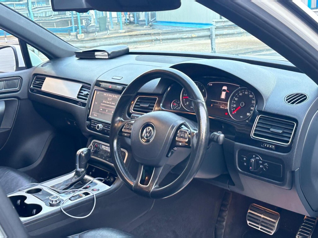 View VOLKSWAGEN TOUAREG 3.0 TDI V6 BlueMotion Tech R-Line Tiptronic 4WD Euro 5 (s/s) 5dr