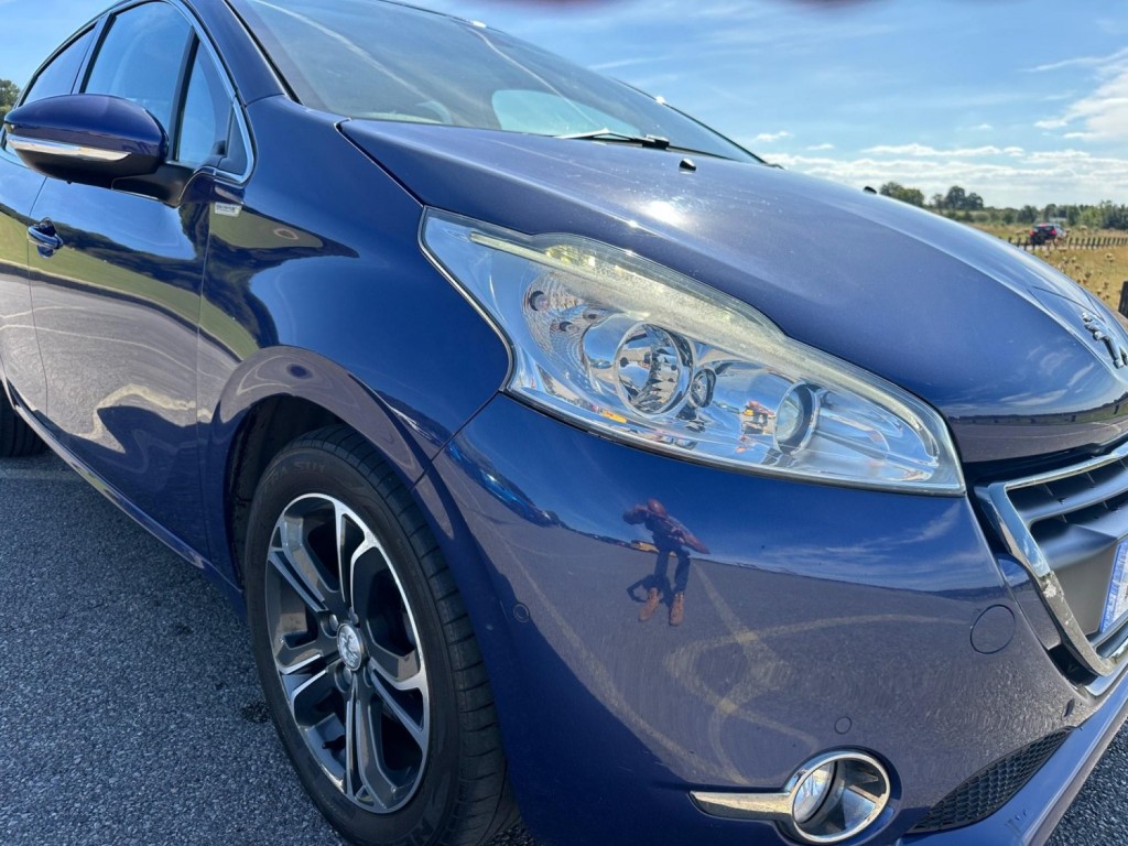 PEUGEOT 208