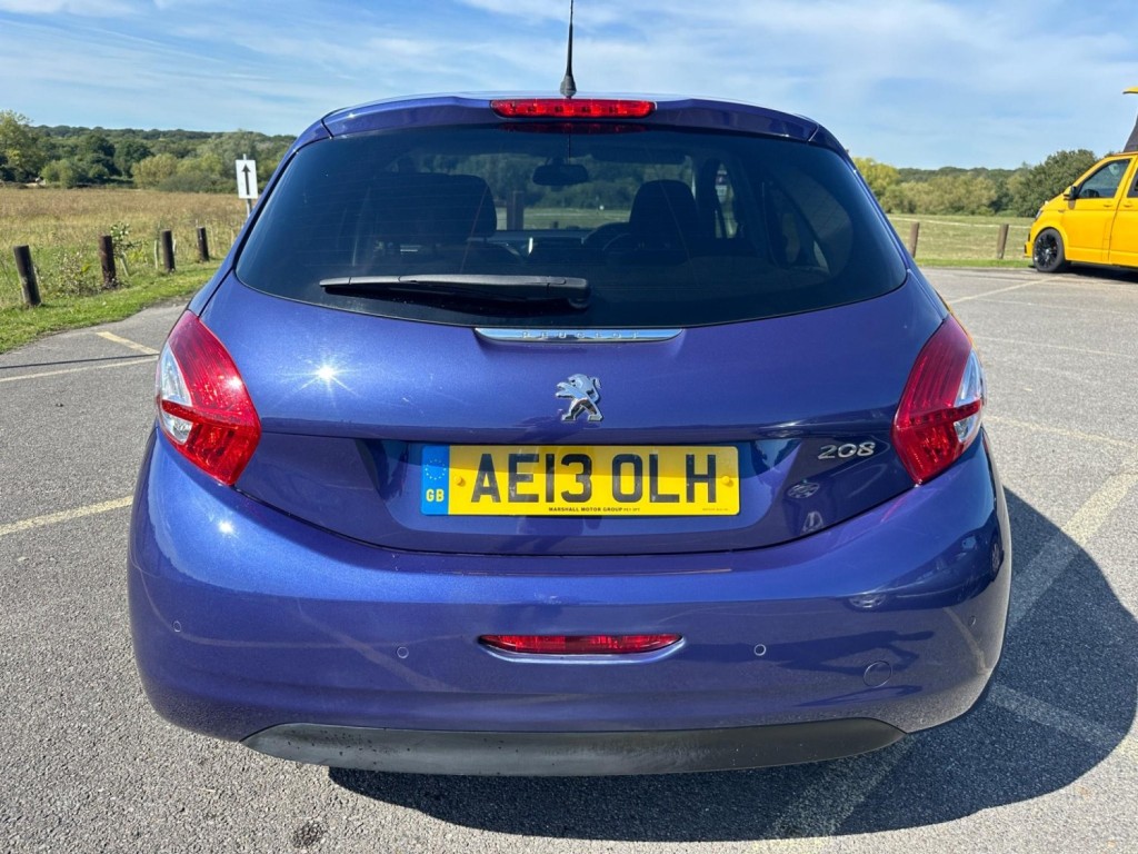 PEUGEOT 208