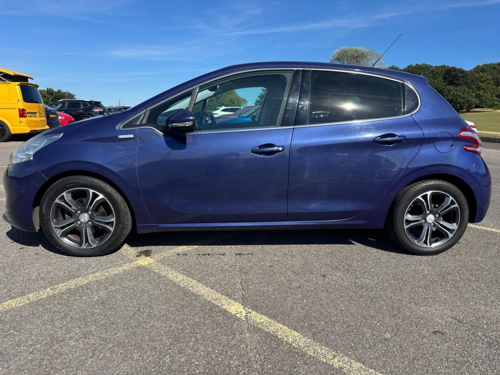 PEUGEOT 208