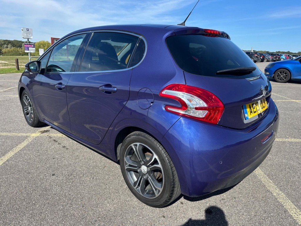 PEUGEOT 208