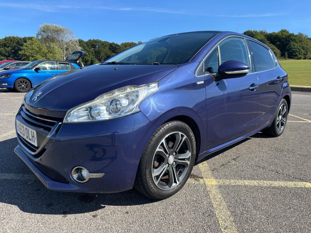 PEUGEOT 208