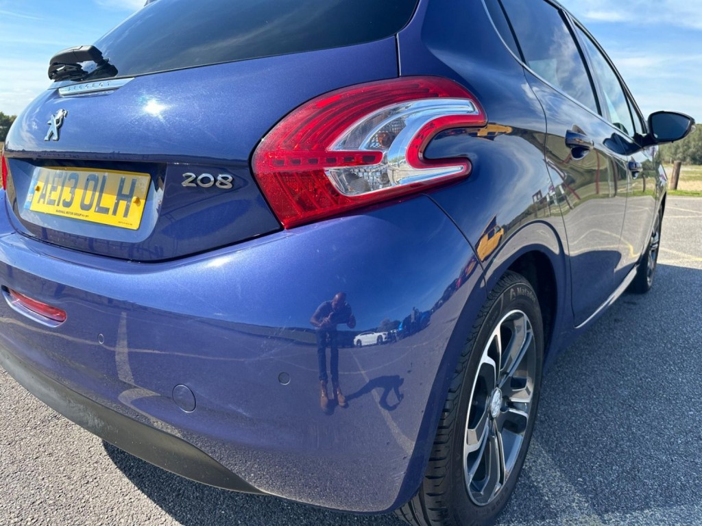 PEUGEOT 208