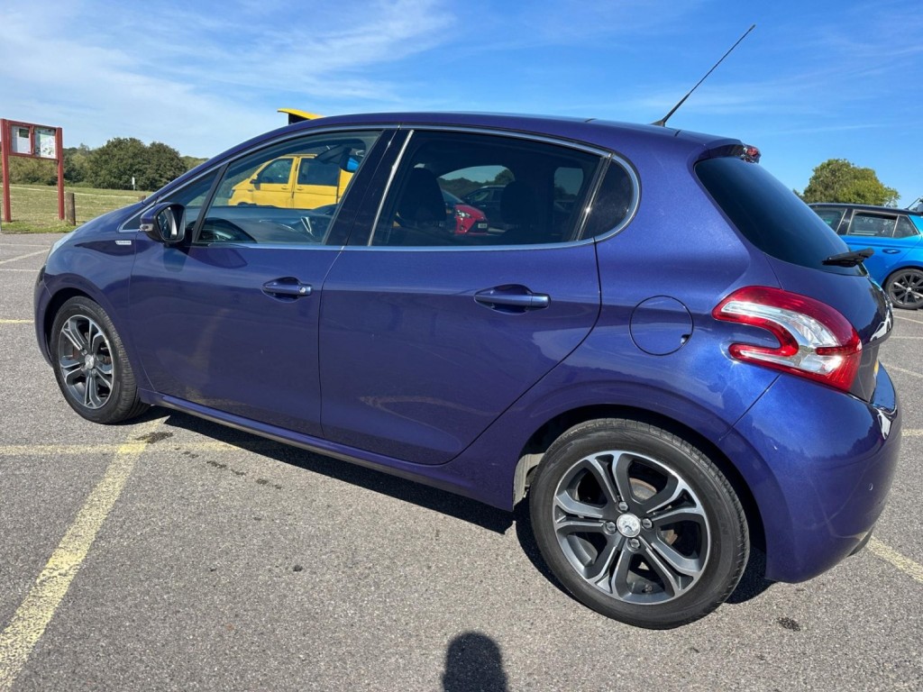 PEUGEOT 208