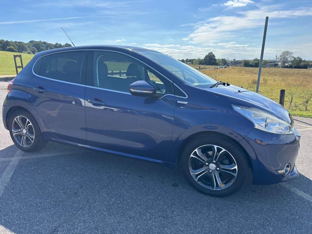 PEUGEOT 208