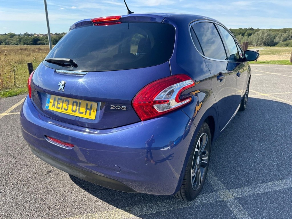 PEUGEOT 208