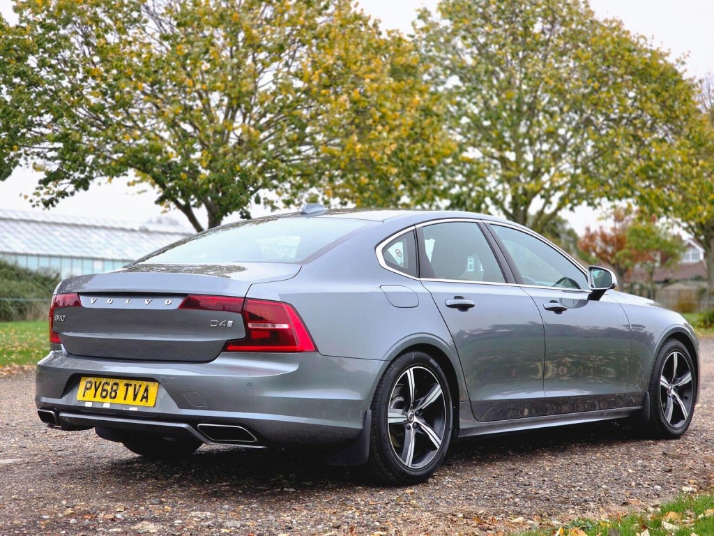 VOLVO S90