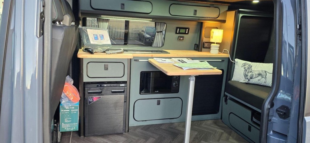 VOLKSWAGEN TRANSPORTER