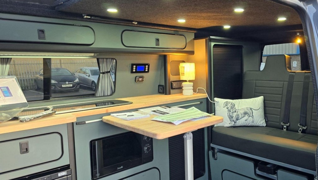 VOLKSWAGEN TRANSPORTER