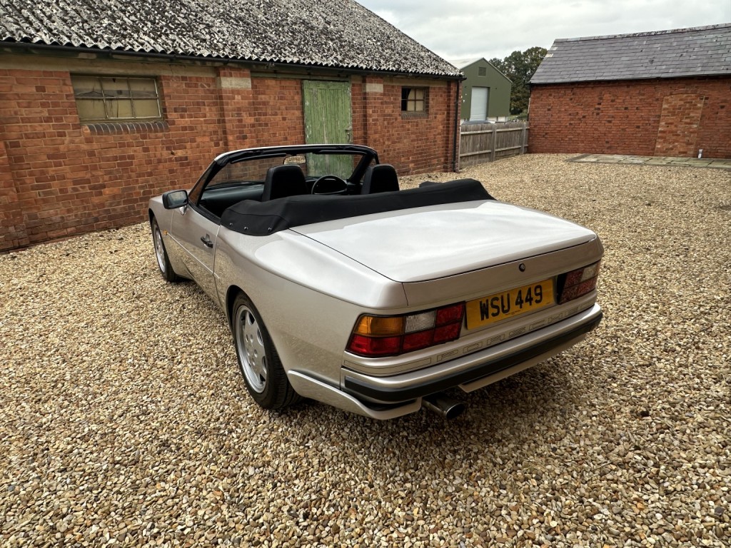 PORSCHE 944