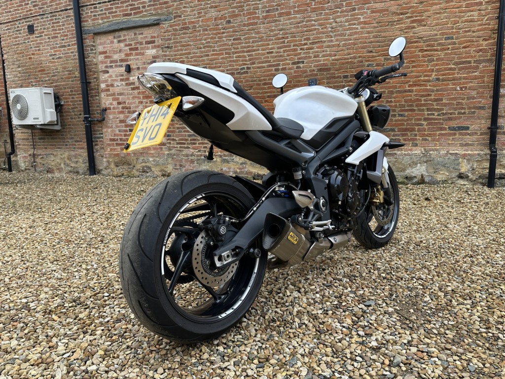 TRIUMPH STREET TRIPLE 675