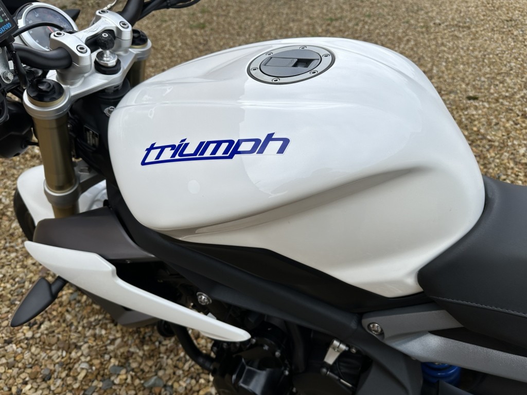 TRIUMPH STREET TRIPLE 675