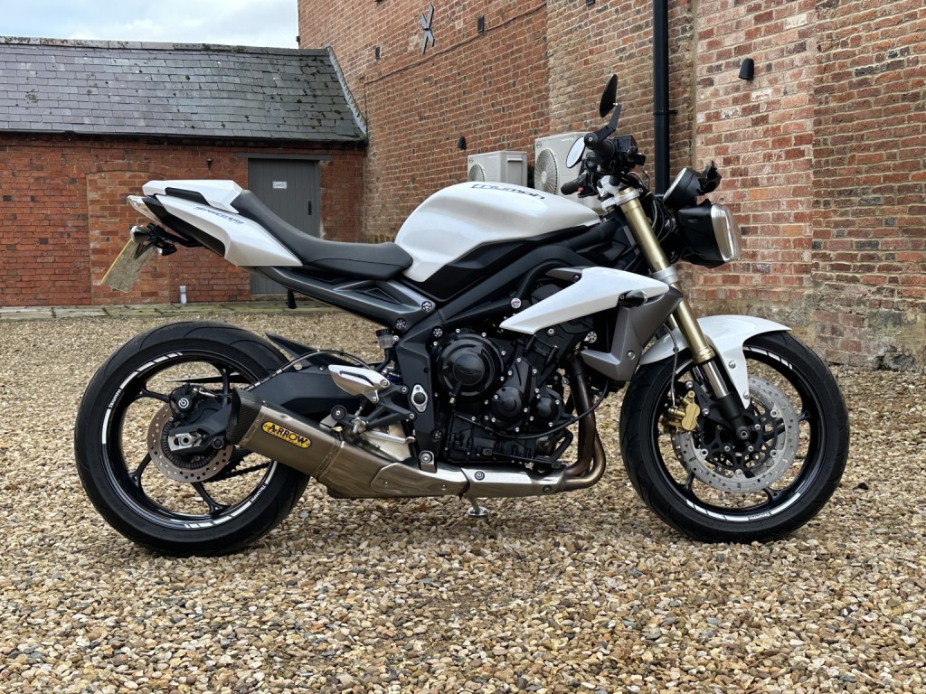 TRIUMPH STREET TRIPLE 675