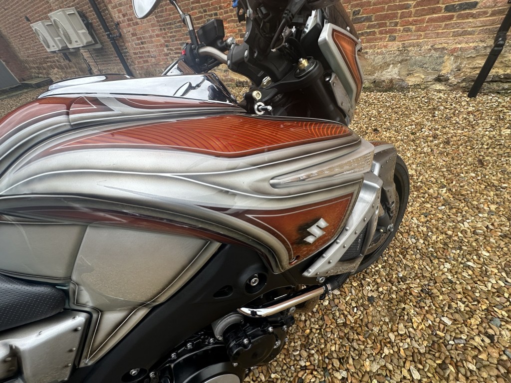 SUZUKI GSX1300 B-King