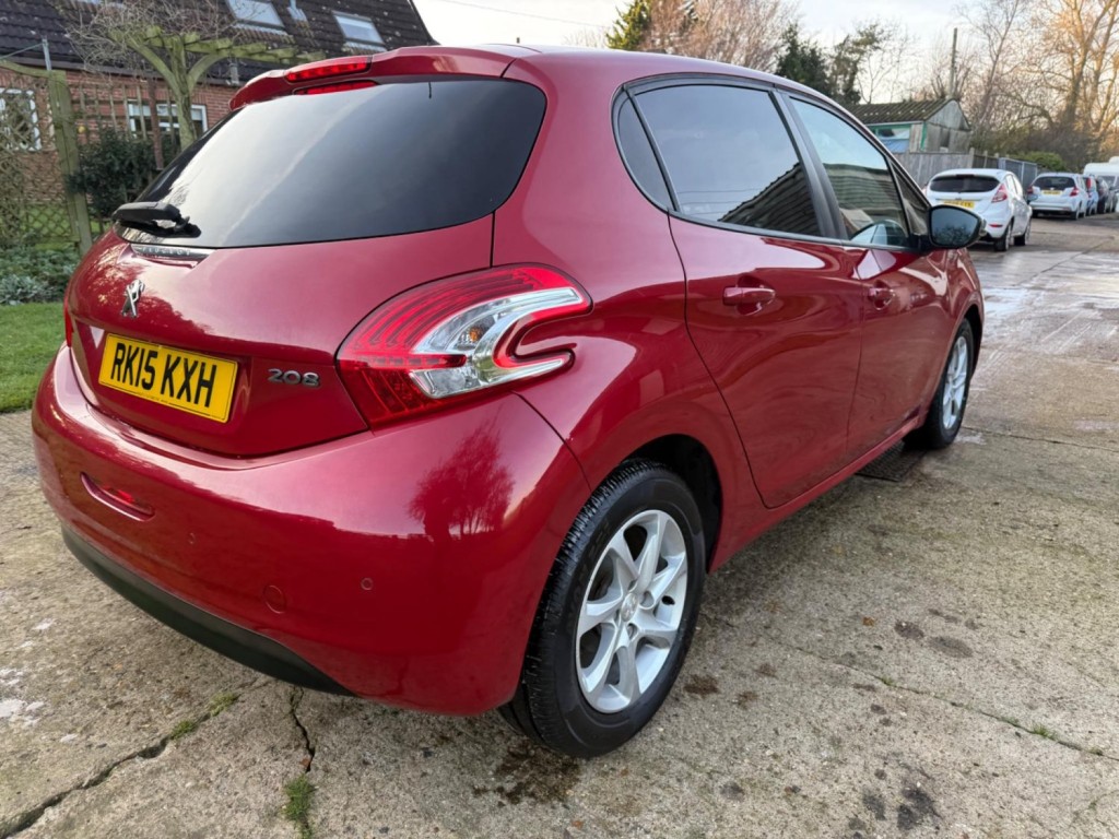 PEUGEOT 208