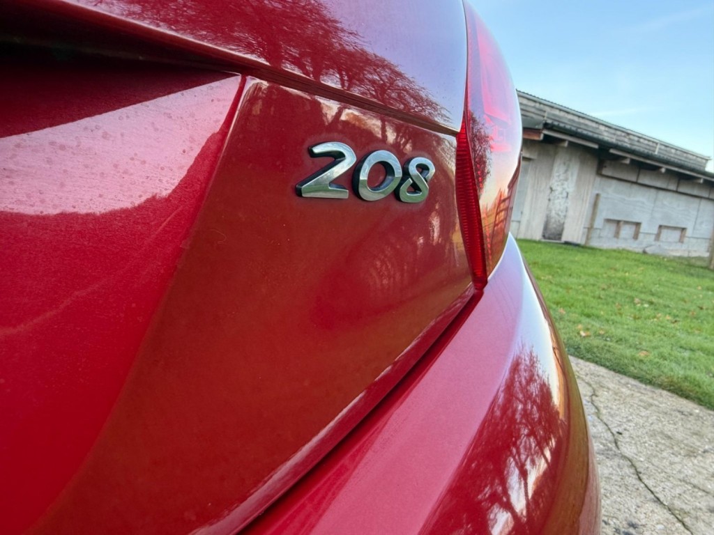 PEUGEOT 208